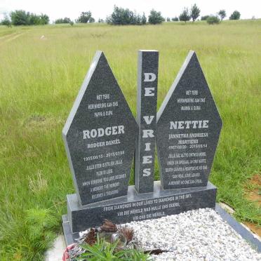 VRIES Rodger Daniel, de 1955-2015 &amp; Jannetha Andriesa Martiena 1957-2015