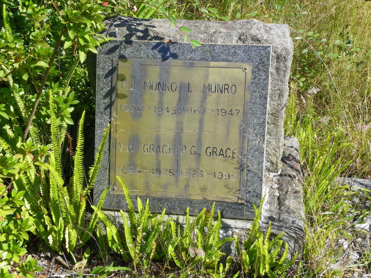 MUNRO P.J. 1858-1943 :: MUNRO L. 1863-1947 :: GRACE V.H. 1894-1975 :: GRACE P.G. 1925-1995
