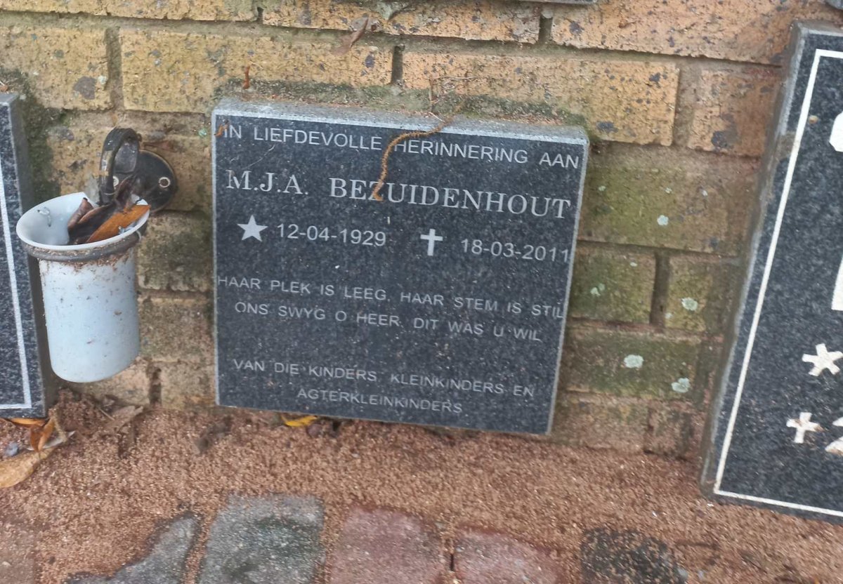 BEZUIDENHOUT M.J.A. 1929-2011