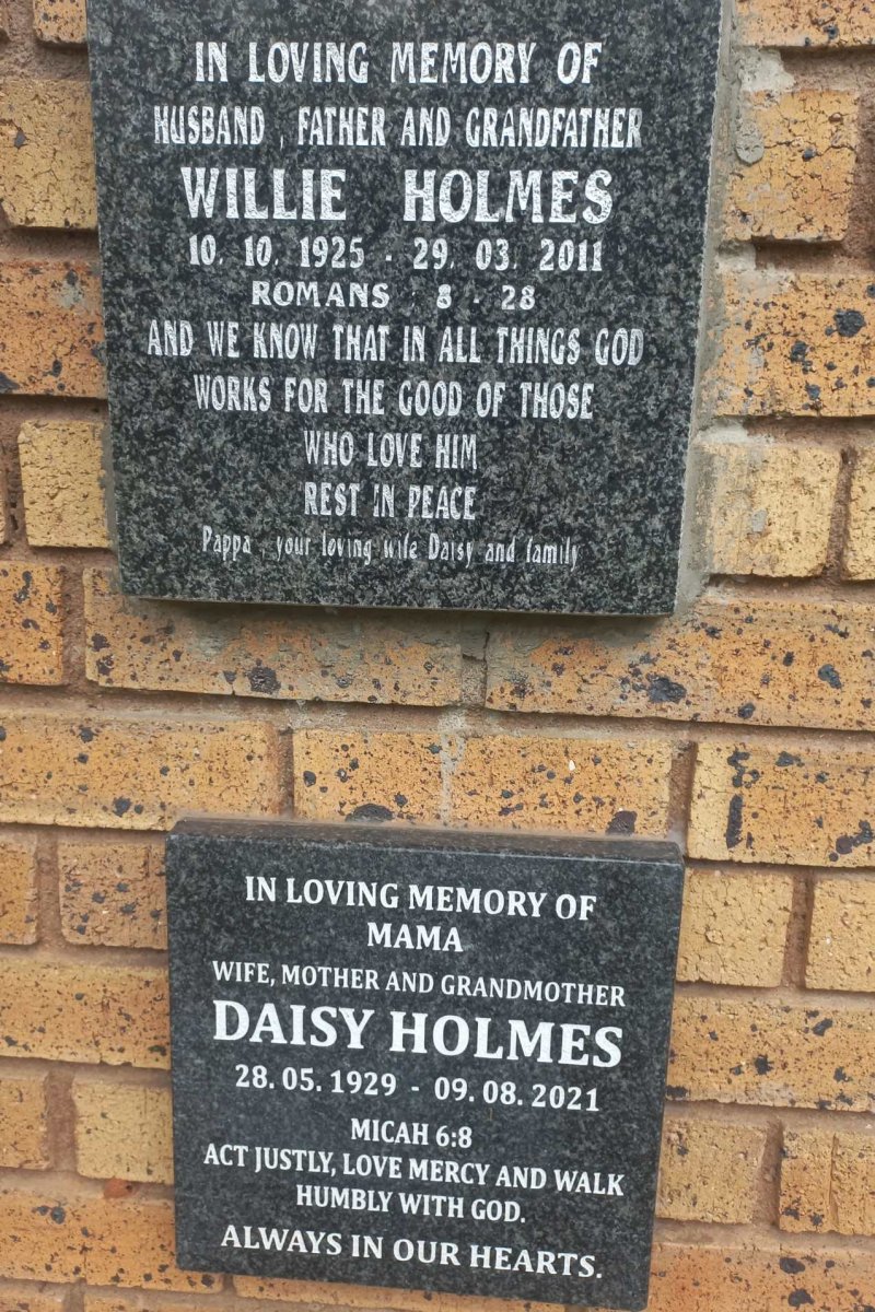 HOLMES Willie 1925-2011 & Daisy 1929-2021