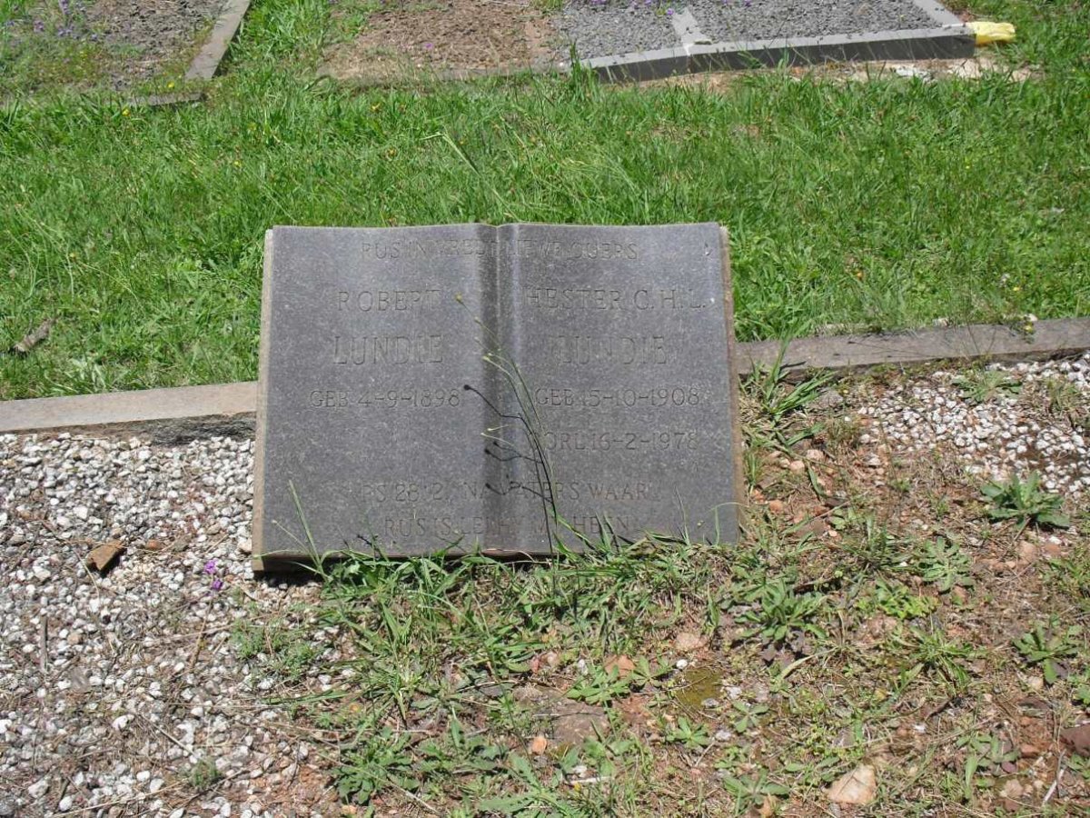 LUNDIE Robert 1898- &amp; Hester C.H.L. 1908-1978